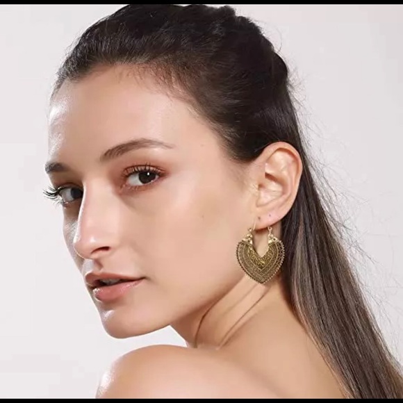 🌸Boho Chic Shiny Gold Earrings w/ Brighter Gold Outline 🌸 - Picture 4 of 7